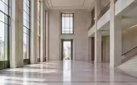 Lichte, minimalistische Architektur eines französischen Regierungsgebäudes mit Fokus auf Geometrie und Tageslicht. - Foto: über boerse-global.de