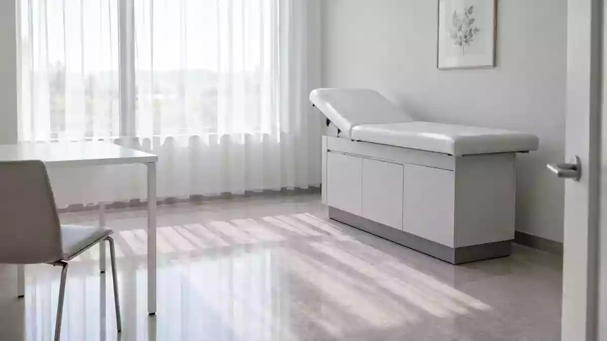 Ein minimalistischer, heller Behandlungsraum in einer Arztpraxis mit neutraler Einrichtung und natürlichem Lichteinfall. Illustration mit AI erstellt.
