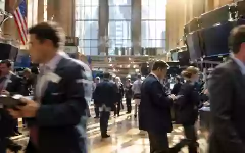 Börsenparkett mit unscharfen Händlern vor großen Fenstern bei natürlichem Tageslicht. - Foto: über boerse-global.de
