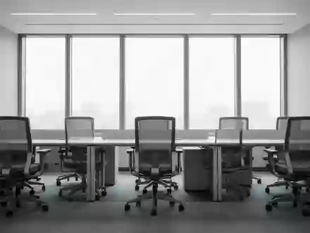 Leere, moderne Büroarbeitsplätze in einem hellen Raum mit großen Fenstern als Symbol für Arbeitswelt und Verwaltung. - Foto: über boerse-global.de