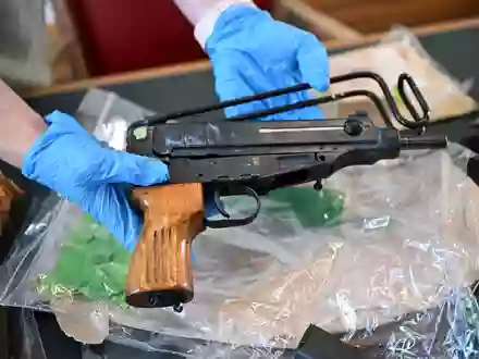 Sichergestellte Waffen wurden bei einer Pressekonferenz im Polizeipräsidium gezeigt. (Archivbild) - Foto: Federico Gambarini/dpa