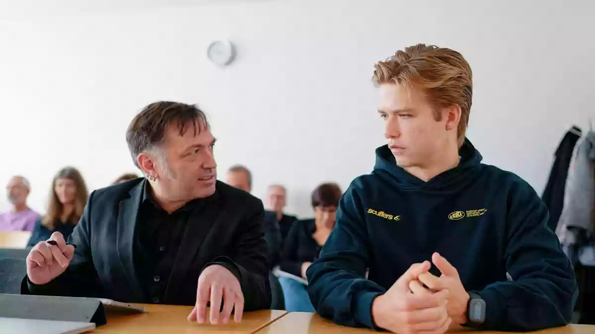 Elija Walk (r) klagt, weil an seiner Schule so viel Unterricht ausfiel. - Bild: Uwe Anspach/dpa