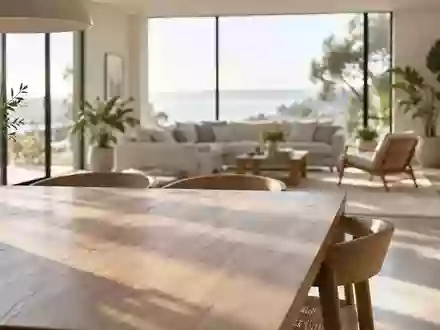 Ein helles, modern eingerichtetes Wohnzimmer mit einem leeren Holztisch und natürlichem Tageslicht. - Foto: über boerse-global.de