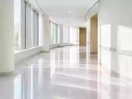 Modernes, minimalistisches Krankenhaus-Interieur mit klaren Linien und hellem, natĂĽrlichem Licht. - Foto: ĂĽber boerse-global.de