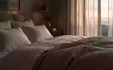 Ein unbewohntes Schlafzimmer im sanften Licht der Morgendämmerung mit einer ordentlich gemachten Bettdecke. - Foto: über boerse-global.de