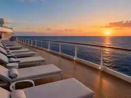 Leeres Sonnendeck eines Kreuzfahrtschiffes bei Sonnenuntergang vor weitem Meer - Foto: über boerse-global.de