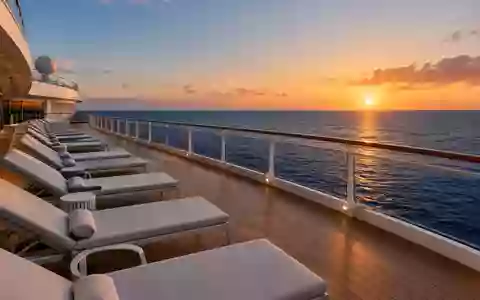 Leeres Sonnendeck eines Kreuzfahrtschiffes bei Sonnenuntergang vor weitem Meer - Foto: über boerse-global.de
