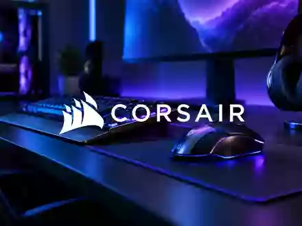 Hochwertiges Gaming-Setup in einem Studio mit stimmungsvoller Beleuchtung und moderner Hardware-Ästhetik. - Foto: über boerse-global.de
