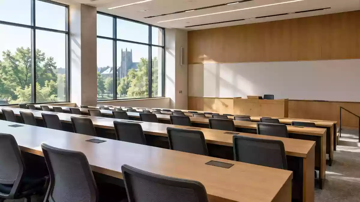 Ein heller, moderner Seminarraum mit leeren Schreibtischen und Stühlen in einer Universität. Illustration mit AI erstellt.