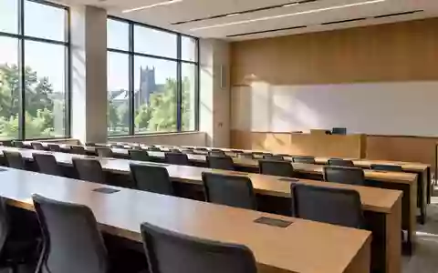 Ein heller, moderner Seminarraum mit leeren Schreibtischen und StĂŒhlen in einer UniversitĂ€t. - Foto: ĂŒber boerse-global.de