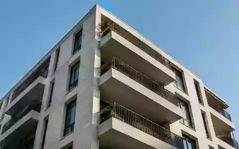 Fassade eines mehrstöckigen Wohngebäudes mit geometrischen Balkonen bei Tageslicht. - Foto: über boerse-global.de