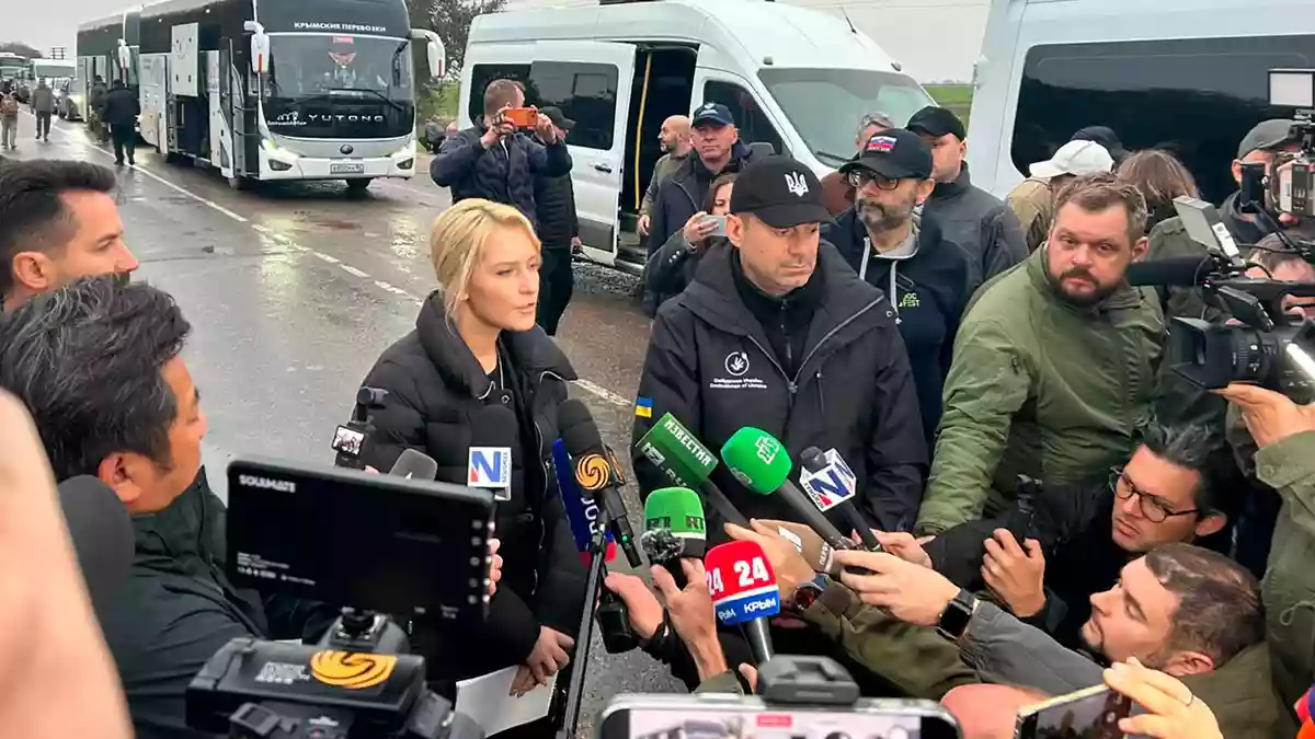Der ukrainische und die russische Menschenrechtsbeauftragte kooperieren eng bei der Hilfsaktion für die russisch besetzte südukrainische Frontstadt Oleschky. - Bild: Uncredited/Office of the Ombudsman of Ukraine/AP/dpa
