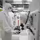 In Itzehoe sollen trotz automatisierter Produktion bis zu 250 Arbeitsplätze entstehen.  - Bild: Marcus Brandt/dpa