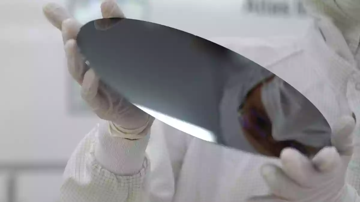 In einem hochkomplexen Prozess werden 300-Millimeter-Wafer gefertigt, aus denen Mikrochips gefräst werden.  - Bild: Marcus Brandt/dpa