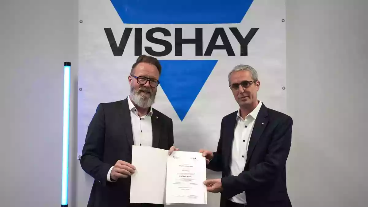 Schleswig-Holsteins Wirtschaftsminister Claus Ruhe Madsen überreicht den Förderbescheid von rund 215 Millionen an Roy Shoshani (r), Executive Vice President und Chief Operating Officer (COO) der Vishay Intertechnology, Inc.  - Bild: Marcus Brandt/dpa