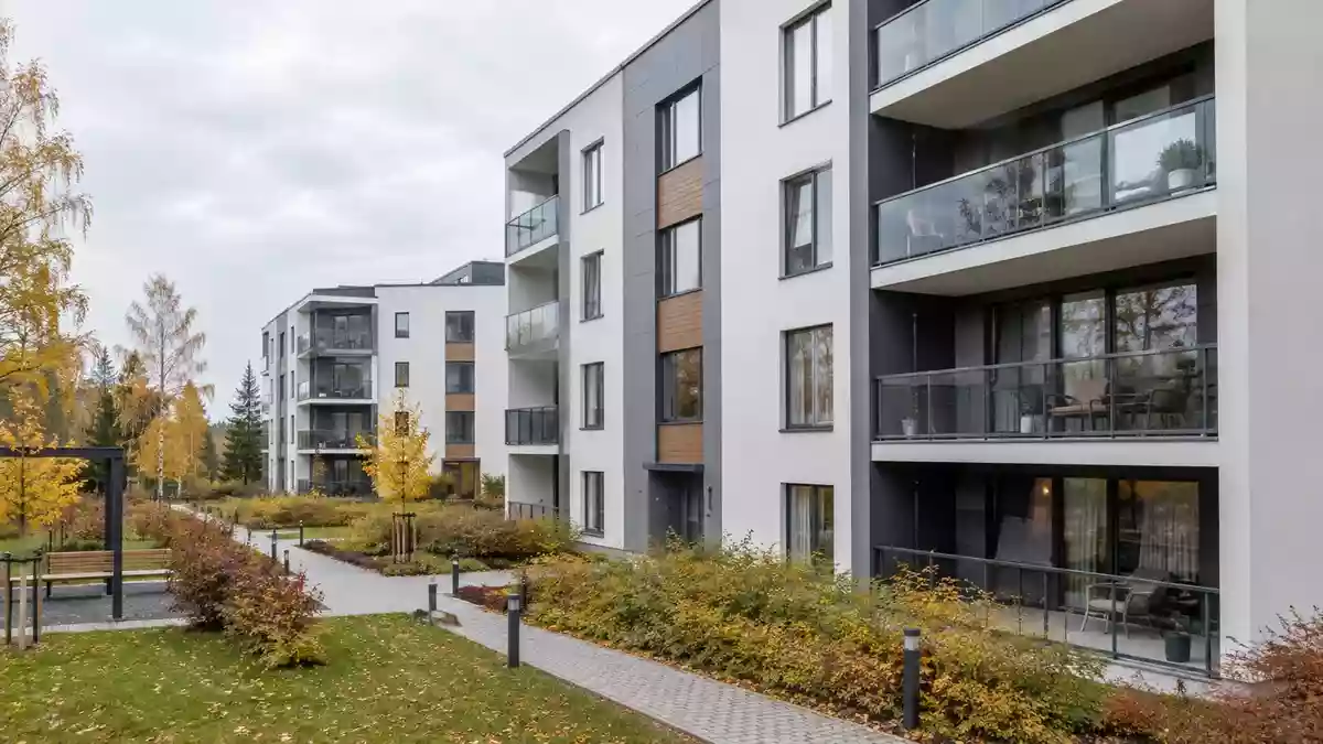Moderne Fassade eines Wohnkomplexes bei Tageslicht. Illustration mit AI erstellt.