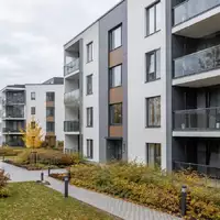 Moderne Fassade eines Wohnkomplexes bei Tageslicht. - Foto: über boerse-global.de