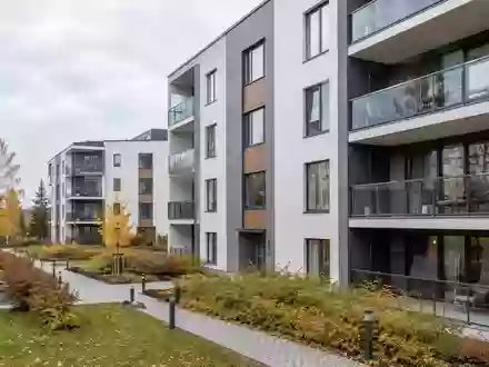 Moderne Fassade eines Wohnkomplexes bei Tageslicht. - Foto: über boerse-global.de