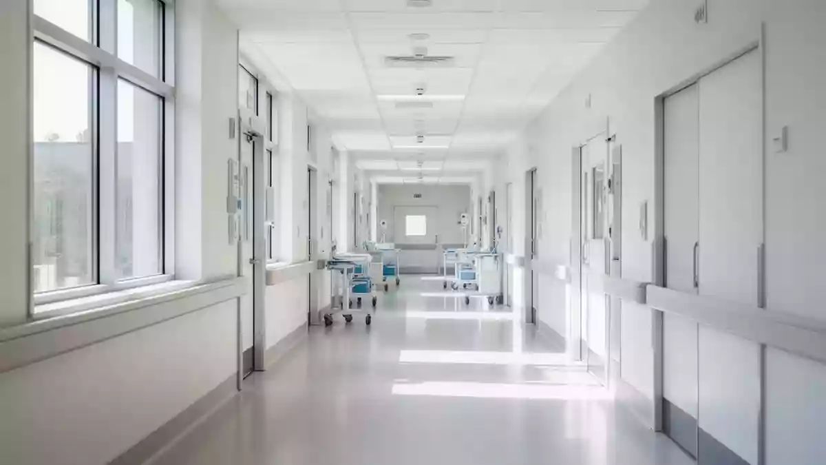 Ein heller, moderner Krankenhausflur mit natürlichem Lichteinfall und minimalistischer Architektur. Illustration mit AI erstellt.
