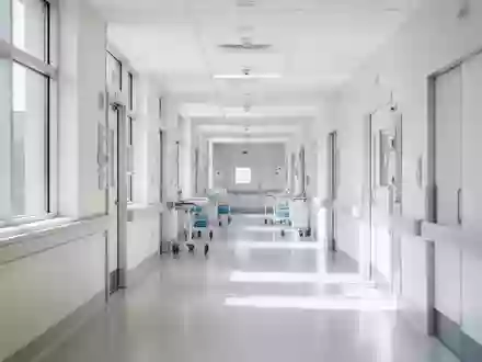 Ein heller, moderner Krankenhausflur mit natürlichem Lichteinfall und minimalistischer Architektur. - Foto: über boerse-global.de