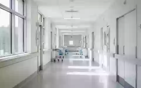Ein heller, moderner Krankenhausflur mit natürlichem Lichteinfall und minimalistischer Architektur. - Foto: über boerse-global.de