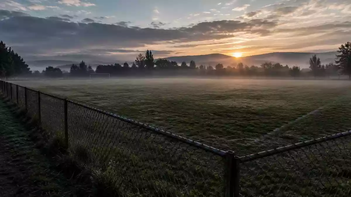 Ein leerer Fußballplatz bei Morgengrauen, der als Sinnbild für sozialen Zusammenhalt und sportliche Integration steht. Illustration mit AI erstellt.