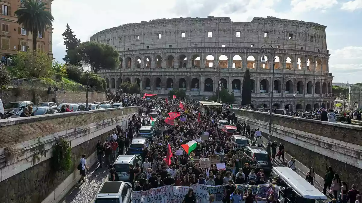 In Rom zog der Protestzug vors Kolosseum. - Bild: Valentina Stefanelli/LaPresse via AP/dpa