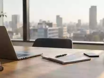 Ein minimalistischer, moderner Arbeitsplatz bei natürlichem Morgenlicht mit Fokus auf saubere Linien und Ordnung. - Foto: über boerse-global.de