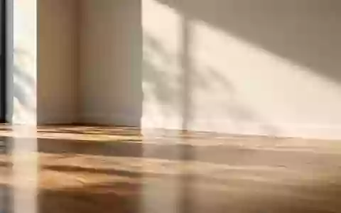 Ein minimalistischer, heller Raum mit einer leeren, neutralen Wand und einem glatten Holzboden, der Ruhe und Raum vermittelt. - Foto: über boerse-global.de