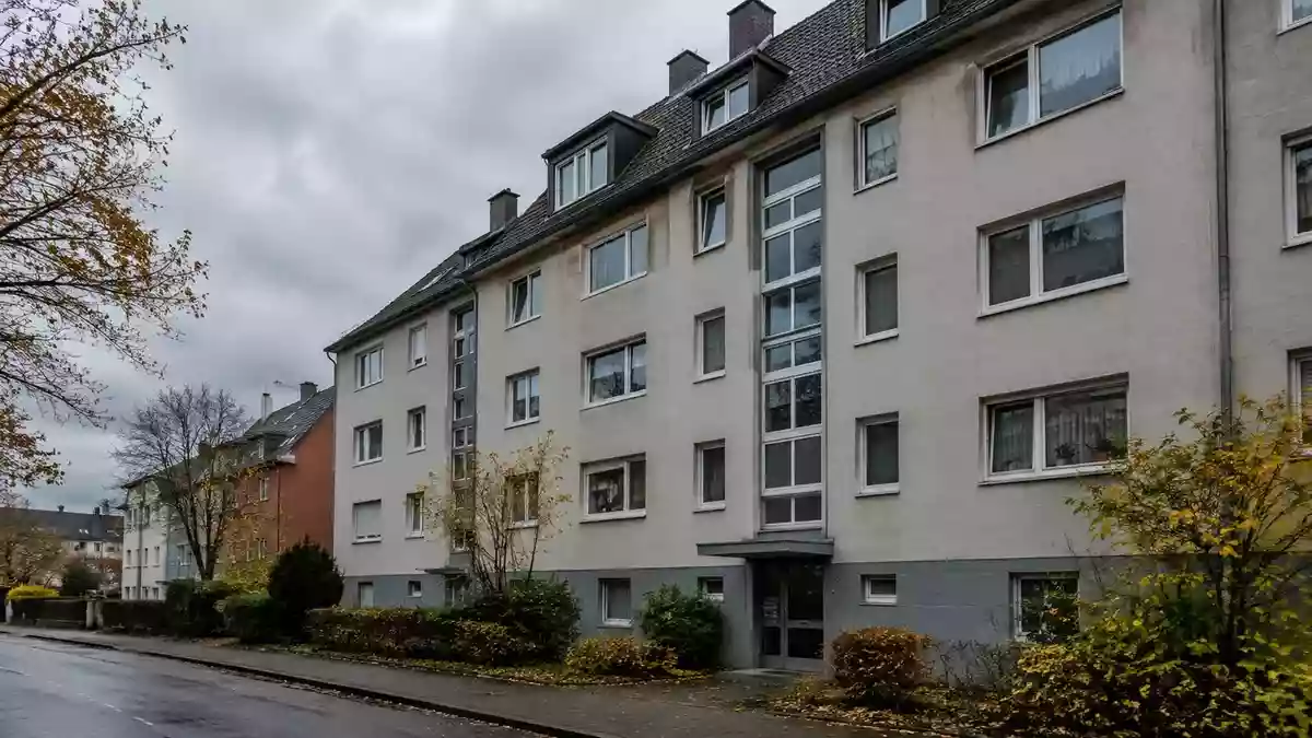 Ein Wohngebäude in einer deutschen Stadt an einem bewölkten Herbsttag. Illustration mit AI erstellt.