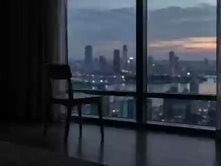 Ein leerer Stuhl in einem schlichten Raum bei Dämmerung, der eine Atmosphäre von Stille und Rückzug vermittelt. - Foto: über boerse-global.de