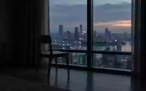 Ein leerer Stuhl in einem schlichten Raum bei Dämmerung, der eine Atmosphäre von Stille und Rückzug vermittelt. - Foto: über boerse-global.de