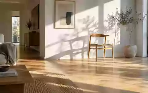 Ein minimalistisch eingerichtetes Wohnzimmer mit einem einzelnen Holzstuhl vor einer hellen Wand bei natürlichem Lichteinfall. - Foto: über boerse-global.de