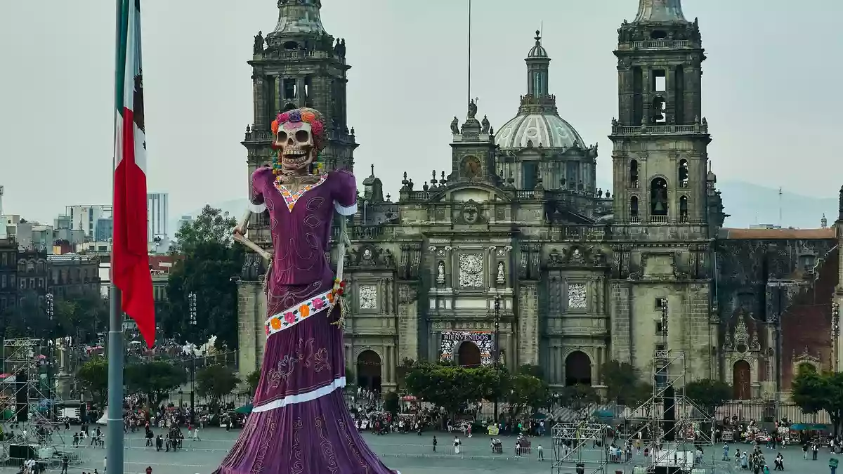 Die riesige «Catrina» ist laut der Organisation Guinness World Records offiziell die größte der Welt. - Bild: Juan Perez Puente/JNA via ZUMA Press Wire/dpa