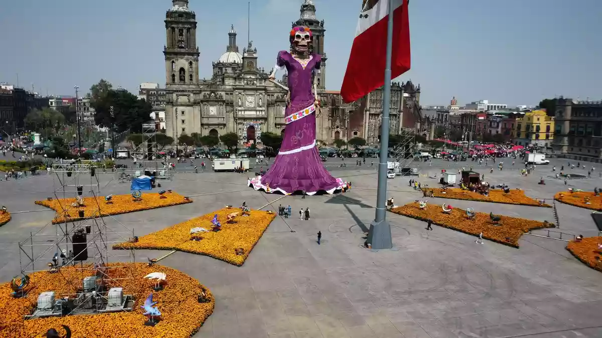 Zehntausende orangefarbene Cempasúchil-Blumen schmücken den Zócalo-Platz. - Bild: Carlos Santiago/JNA via ZUMA Press Wire/dpa