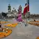Zehntausende orangefarbene Cempasúchil-Blumen schmücken den Zócalo-Platz. - Bild: Carlos Santiago/JNA via ZUMA Press Wire/dpa