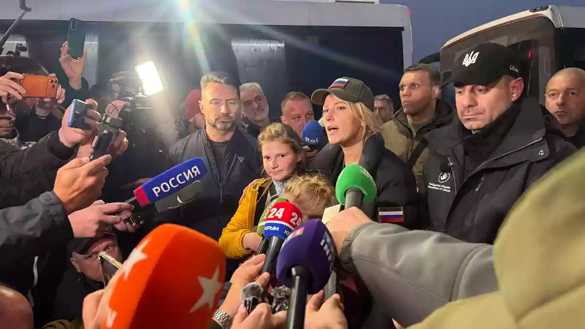 Die Menschenrechtsbeauftragten Russlands (mittig) und der Ukraine (rechts davon) kooperierten bei der Hilfsaktion für die russisch besetzte südukrainische Frontstadt Oleschky. - Bild: Ulf Mauder/dpa