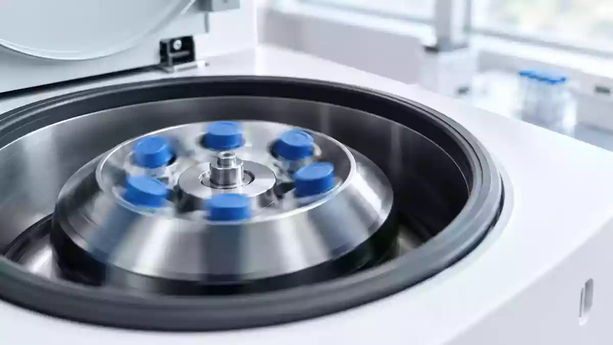 Eine medizinische Zentrifuge in einem klinischen Labor, die für die Analyse von Blutproben verwendet wird. Illustration mit AI erstellt.