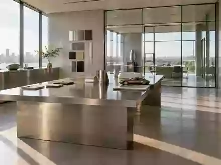 Minimalistisch gestaltetes Industriedesign-Studio mit gebürsteten Titanoberflächen und hellem Tageslicht. - Foto: über boerse-global.de