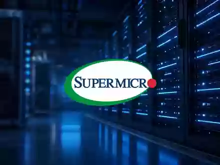 Abstrakte Darstellung von moderner Server-Infrastruktur und KI-Technologie in gedimmter, atmosphärischer Beleuchtung. - Foto: über boerse-global.de