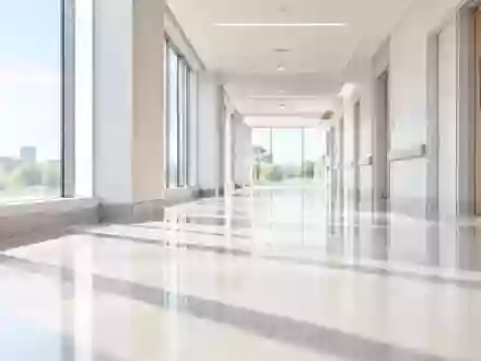 Ein heller, minimalistischer Klinikflur mit poliertem Boden und natürlichem Lichteinfall ohne Personen oder Beschriftungen. - Foto: über boerse-global.de