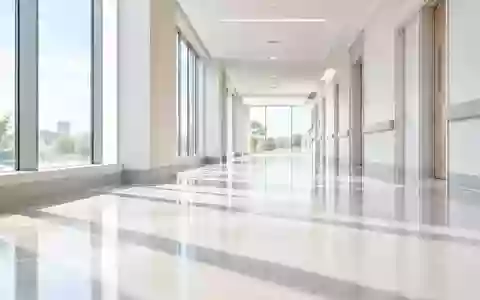 Ein heller, minimalistischer Klinikflur mit poliertem Boden und natürlichem Lichteinfall ohne Personen oder Beschriftungen. - Foto: über boerse-global.de