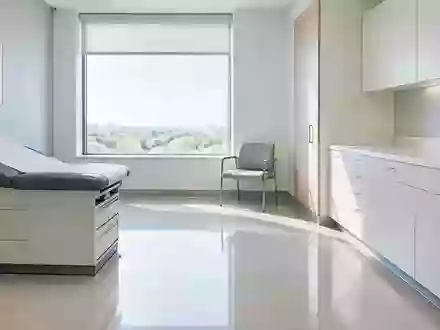 Ein heller, steriler Untersuchungsraum in einer modernen Klinik mit minimalistischer Einrichtung und natürlichem Lichteinfall. - Foto: über boerse-global.de
