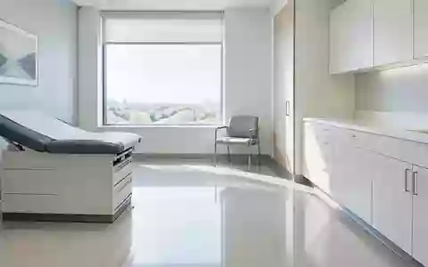 Ein heller, steriler Untersuchungsraum in einer modernen Klinik mit minimalistischer Einrichtung und natürlichem Lichteinfall. - Foto: über boerse-global.de