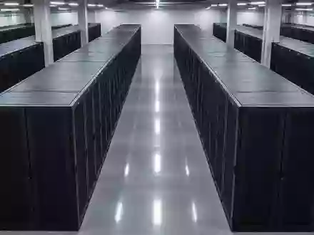 Reihen von schwarzen Server-Racks in einem modernen, industriellen Rechenzentrum bei kühler Beleuchtung. - Foto: über boerse-global.de
