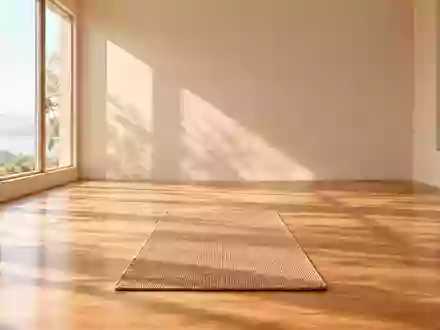 Eine leere, lichtdurchflutete Yogamatte auf einem hellen Holzboden in einem minimalistischen Raum. - Foto: über boerse-global.de