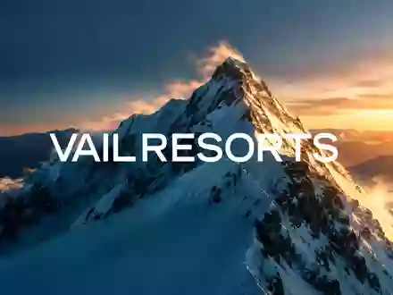 Verschneiter Berggipfel im Morgenlicht als Symbol für die angespannte Lage im Skigebiet-Sektor - Foto: über boerse-global.de