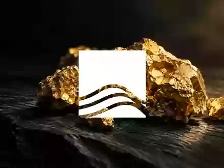 Edle Goldstücke auf dunklem Untergrund, die die Wertigkeit und den Bergbausektor symbolisieren. - Foto: über boerse-global.de
