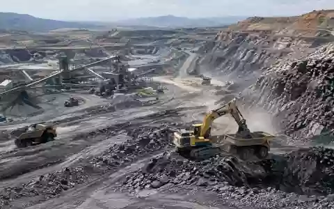 Industrielle Graphitmine in Tansania mit schweren Baumaschinen in einem Tagebau. - Foto: über boerse-global.de