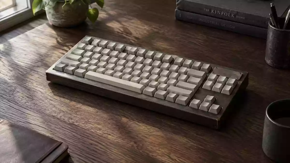 Eine mechanische Tastatur mit leeren Tasten auf einer dunklen Holzoberfläche in natürlichem Licht. Illustration mit AI erstellt.
